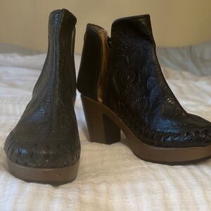 Elegant Black Textured Mules